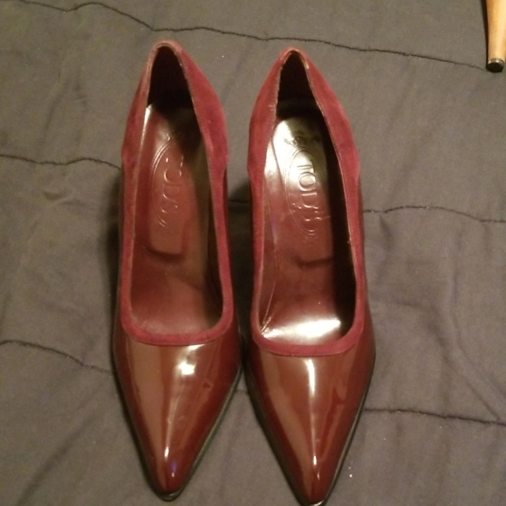 Burgundy suede/patent pump